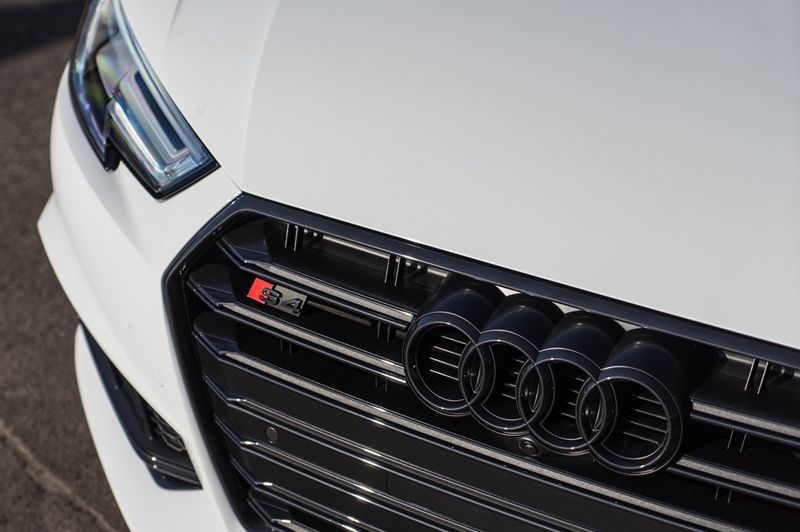 Audi アウディ A4 S4フロント グリル シルバー フレーム メッキ